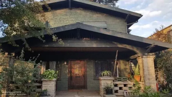 Just a quick post, didn’t want this gorgeous 1913 G. L. Synder-designed Hollywood home to fly under the radar. You know what has character? A beautiful old Craftsman lurking behind the 
