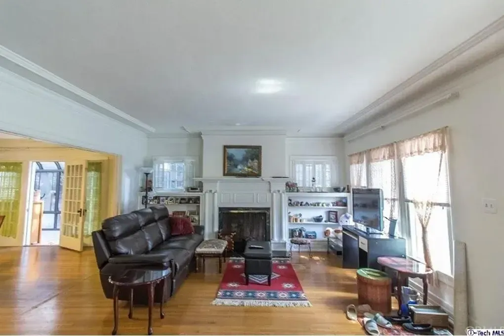 950 S. Wilton Place — photograph 5