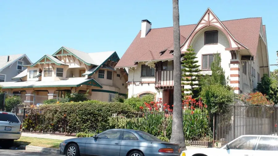 The City's Determination has come down for 957, 963, and 967 Arapahoe in Koreatown. Three vintage structures shall become one large beige nothing. Without further ado.
