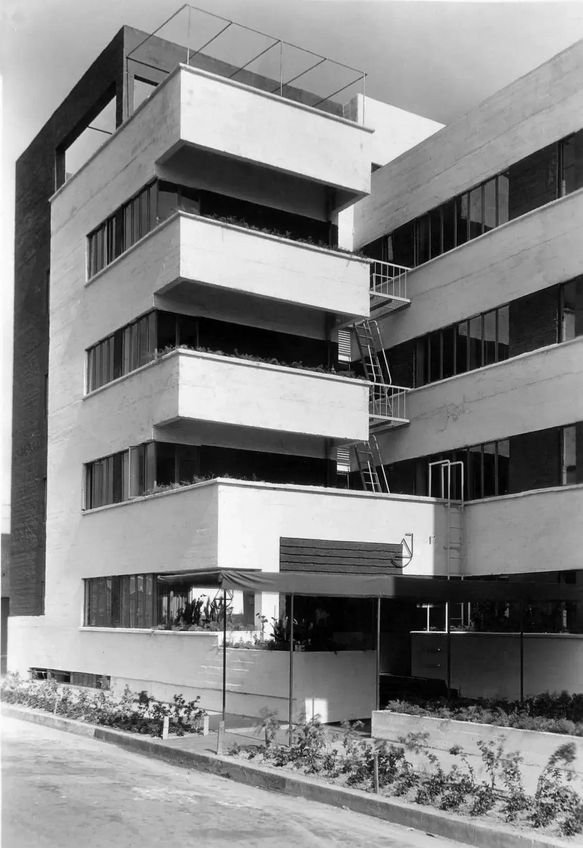 The Jardinette Apartments: Will They Return from the Dead? — photograph 4