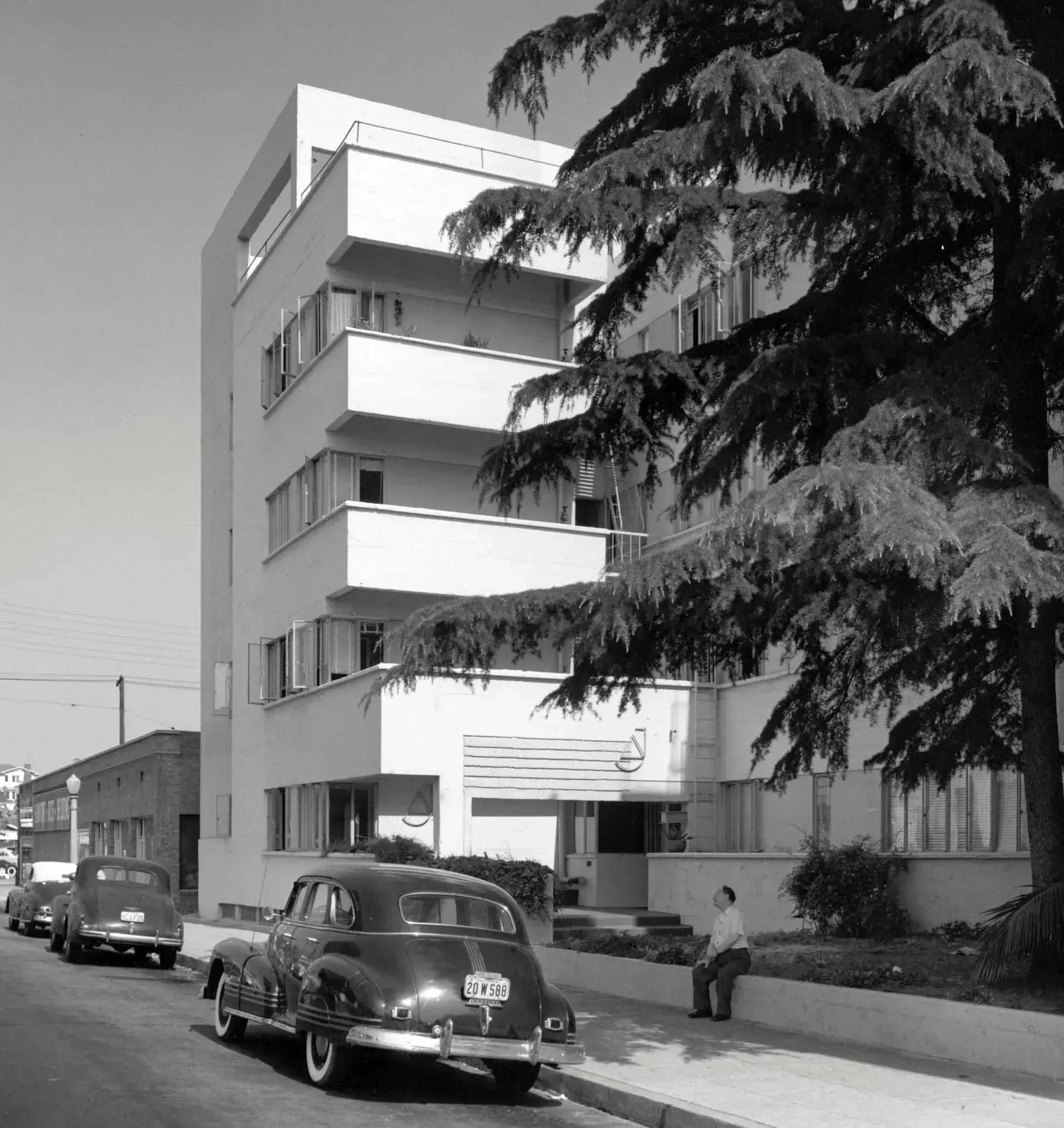 The Jardinette Apartments: Will They Return from the Dead? — photograph 8